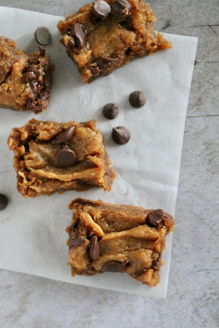 GOOEY PEANUT BUTTER BARS (Gluten free, refined sugar free, and dairy free)